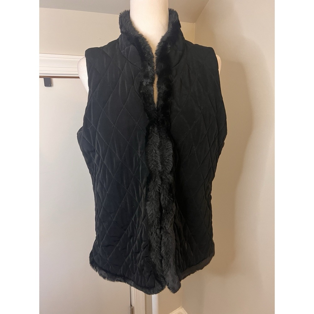 Chicos Travelers Vest Sz 1 M Black Quilted Lined Faux Fur Trim Hook Eye Stretch